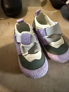 Purple toddler sneakers size 24